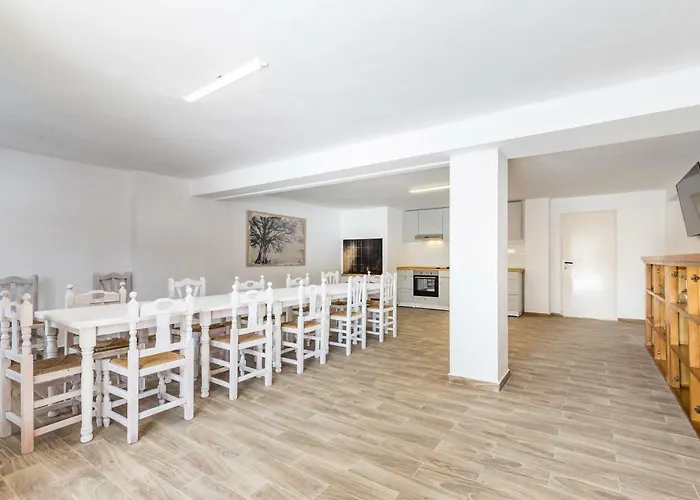 Explora los Mejores Hoteles en La Pobla de Vallbona